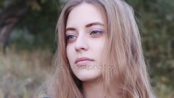 Young woman looking at camera. — Stock Video