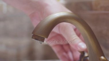 Başlatma ve durdurma banyo musluk suyu el mans. 4k.