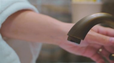 Başlatma ve durdurma banyo musluk suyu el mans. 4k.