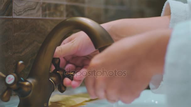 Vatten hälla i kvinnans händer skytte med höghastighetskamera, phantom flex. 4k. — Stockvideo