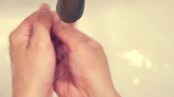 Zavallı bir topluluktan bir çocuğun elleri temiz, taze su akan bir akış almak için uzanmış. 4k. — Stok video
