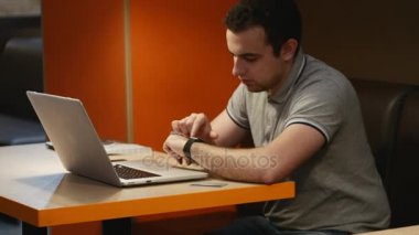 Çeşitli jestleri bir parmak ile bir akıllı izle giyilebilir aygıtı dokunmatik ekranda yapma. 4 k. hisse senedi görüntüleri.