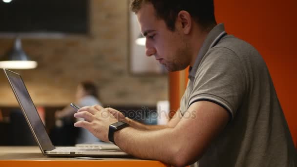 Closeup mladík ruce psaní sms posouvání obrázků telefon. 4 k. UK fotage