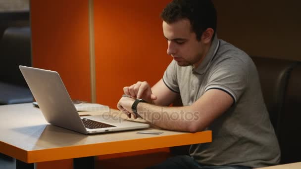 Faire divers gestes avec un doigt sur un écran tactile d'un appareil portable de montre intelligente. 4K. Images de stock .