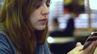 Genç kız Smartphone kafede kredi kartıyla ödeme yapar. 4k.