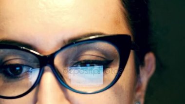 Bir masaüstü bilgisayar kullanan çekici genç kadın. 4k.