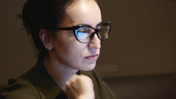 Reflejo en las gafas de una mujer. 4K . — Vídeos de Stock