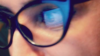 Bir masaüstü bilgisayar kullanan çekici genç kadın. 4k.