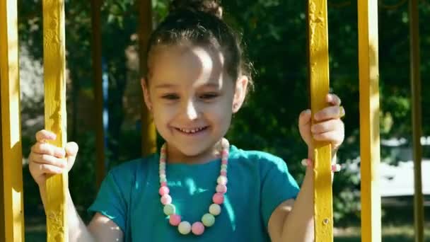 Kleine Mädchen lachen, klatschen in die Hände und haben Spaß im Kindergarten. Kind, Kinder, Bildung, Schule. 4k. — Stockvideo