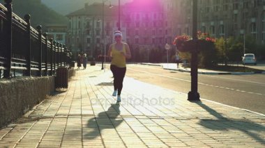 Parkta çalıştırmadan runner kadın.