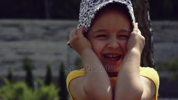 Bebek duygular, duygular, gülüyor ve gülümsüyor üzerinde küçük kız — Stok video