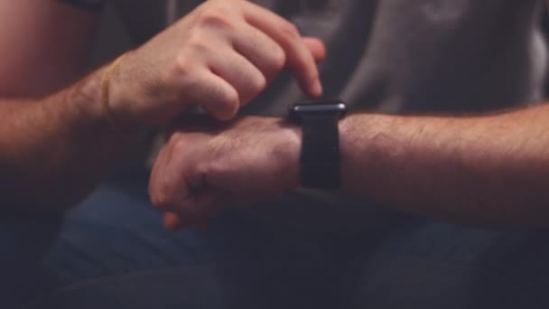 Het maken van diverse gebaren met een vinger op een touchscreen voor een slimme horloge draagbaar apparaat. 4 k. Stock Footage. — Stockvideo