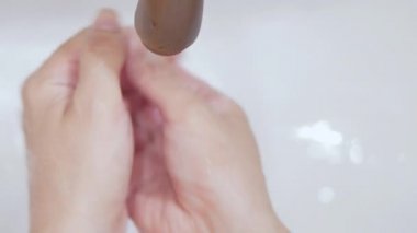 Kadın çamaşır ve kurutma elleri lavabo musluk - 4 k.