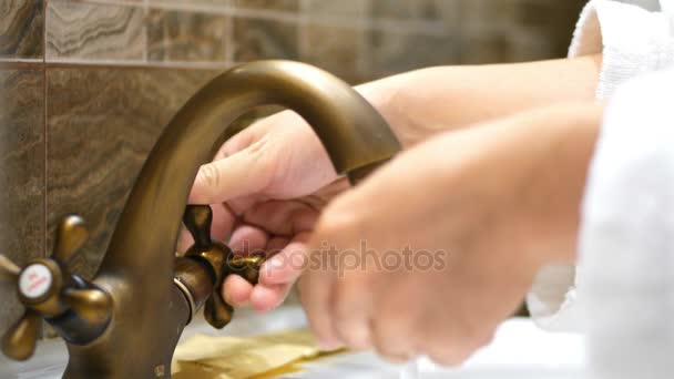 Weibchen waschen und trocknen ihre Hände am Wasserhahn - 4k. — Stockvideo