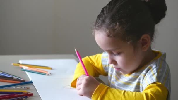 Pequena menina bonito desenha sua casa com lápis de cor. 4K . — Vídeo de Stock