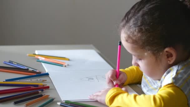 Pequeña linda niña dibuja su casa con lápices de colores. 4K . — Vídeos de Stock