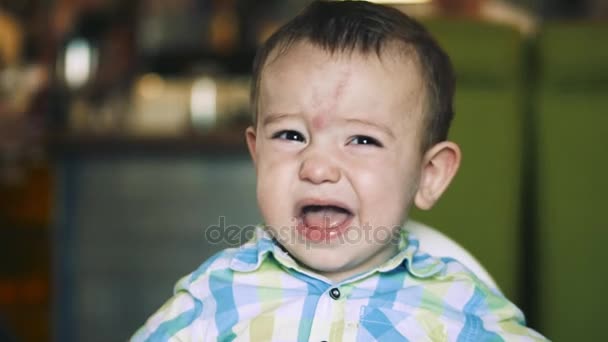 L'enfant proteste, refuse de manger, sourit de toutes les manières possibles et tente de faire rire sa mère, quoi qu'il arrive. 4k . — Video