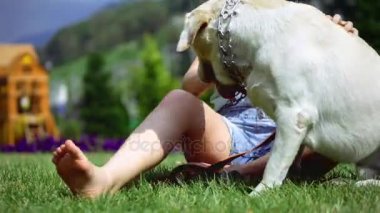 Bir genç kız parkta onun en sevdiğim köpek ile oynuyor. O adam sadık dostumuz.