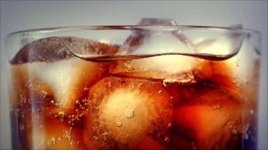 Buz küpleri arka plan Cola. Buz ve cam kabarcıkları Cola. Soda portre. Gıda arka plan. Hisse senedi tam Hd video görüntüleri 4k