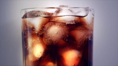 Buz küpleri arka plan Cola. Buz ve cam kabarcıkları Cola. Soda portre. Gıda arka plan. Hisse senedi tam Hd video görüntüleri 4k