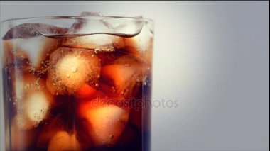 Buz küpleri arka plan Cola. Buz ve cam kabarcıkları Cola. Soda portre. Gıda arka plan. Hisse senedi tam Hd video görüntüleri 4k