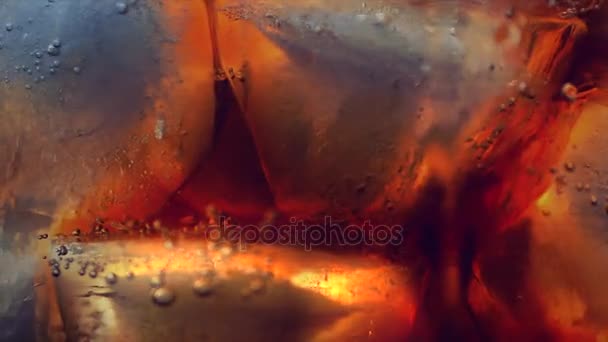 Cola con fondo de cubitos de hielo. Cola con hielo y burbujas en vidrio. Primer plano de la soda. Fondo alimenticio. Stock de imágenes de vídeo Full HD 4K — Vídeos de Stock