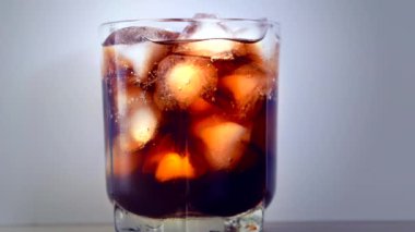 Buz küpleri arka plan Cola. Buz ve cam kabarcıkları Cola. Soda portre. Gıda arka plan. Hisse senedi tam Hd video görüntüleri 4k