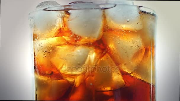 Cola con fondo de cubitos de hielo. Cola con hielo y burbujas en vidrio. Primer plano de la soda. Fondo alimenticio. Stock de imágenes de vídeo Full HD 4K — Vídeo de stock