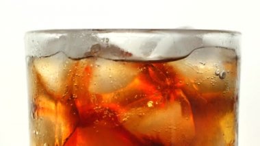 Buz küpleri arka plan Cola. Buz ve cam kabarcıkları Cola. Soda portre. Gıda arka plan. Hisse senedi tam Hd video görüntüleri 4k