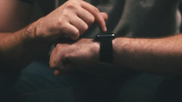 Fazendo vários gestos com um dedo em uma tela sensível ao toque de um dispositivo wearable relógio inteligente. 4K. Filmagem de stock . — Vídeo de Stock