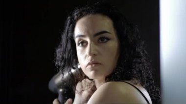 Güzel esmer hacimli bukleler yapar. 4k.