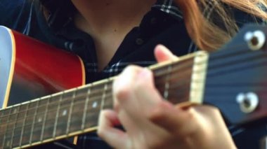 eller gitar çalmak. Güneş ayarlamak başladığında o ormanda tek başına iken mutlu kaygısız genç kız gitar çalıyor.