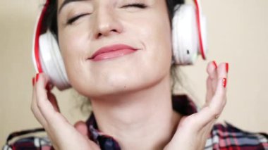 Güzellik kadın müzik kulaklık dinleme.