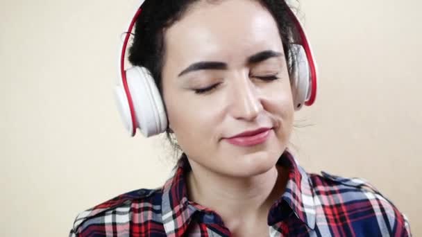 Красуня жінка слухає музику в навушниках . — стокове відео