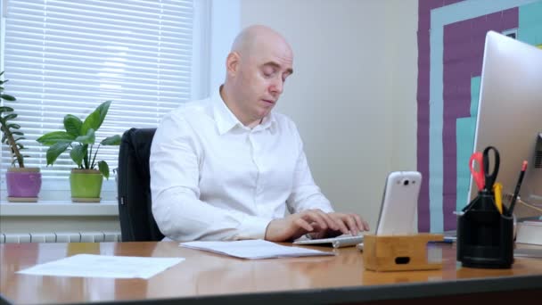 Geschäftsmann mit Computer im Büro druckt Text auf der Tastatur, sendet eine E-Mail. — Stockvideo