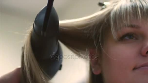 Barvení vlasů. Kadeřnice barva na vlasy - hezká blondýnka, sedící v salonu krásy, kadeřník, po malování na vlasy je sušení vlasů. — Stock video