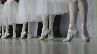 Ballet.Close-up beyaz bale ayakkabıları bale eğitimi sırasında bir kız bacaklar. Klasik dans unsuru. 4k
