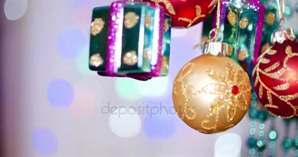 Addobbi natalizi su albero con luci natalizie. Decorazione su un albero di Natale con una palla, inchini, asterischi e renne di Natale festive. Decorazione di Natale e Capodanno. 4k . — Video Stock