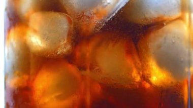 Buz küpleri arka plan Cola. Buz ve cam kabarcıkları Cola. Soda portre. Gıda arka plan. Hisse senedi tam Hd video görüntüleri 4k