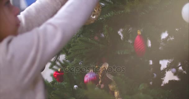 Decoración de Navidad colgante en el árbol con luces de Navidad. Decoración en árbol de Navidad con bola. 4K — Vídeo de stock