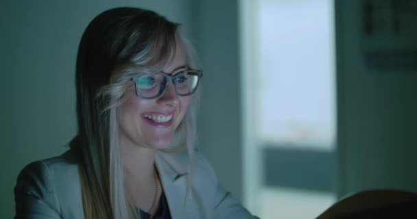 Деловая женщина улыбается, используя планшетный компьютер сенсорный экран на крупном плане. 4K — стоковое видео