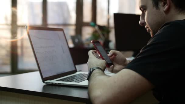 Hermoso joven de negocios de la banca en línea utilizando teléfono inteligente de compras en línea con tarjeta de crédito en el estilo de vida oficina. Banca en línea con teléfono inteligente. Compras en línea. Tres disparos. Dolly. . — Vídeo de stock