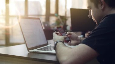 Güzel genç iş online bankacılık online office yaşam tarzı, kredi kartıyla alışveriş smartphone kullanarak dostum. Online banka ile akıllı telefon. Online alışveriş. 3 çekim. Dolly.