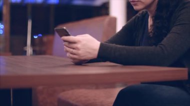 Kadın manifatura Smartphone kafede... 4k.