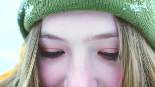 Close-up πορτρέτο του μια όμορφη έφηβη κοπέλα κορίτσι με ξανθά μαλλιά που φυσά ο άνεμος, απολαμβάνοντας χειμερινή ημέρα σε εξωτερικούς χώρους — Αρχείο Βίντεο