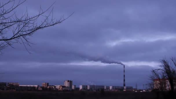 Een enorme smok over de stad. Vervuilende fabrieken bij zonsondergang. — Stockvideo