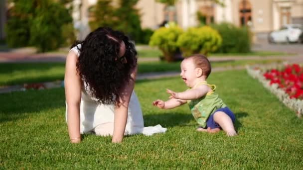 Le bébé fait les premiers pas. Mère joue avec l'enfant . — Video