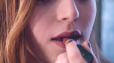 Genç kadın kahverengi dudak ve ruj. 4k.