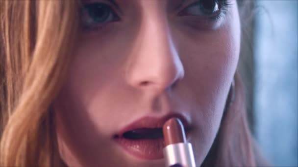 Jonge vrouw bruin lippen en een lippenstift. 4k. — Stockvideo