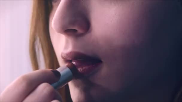 Joven mujer de labios marrones y lápiz labial. 4K . — Vídeo de stock